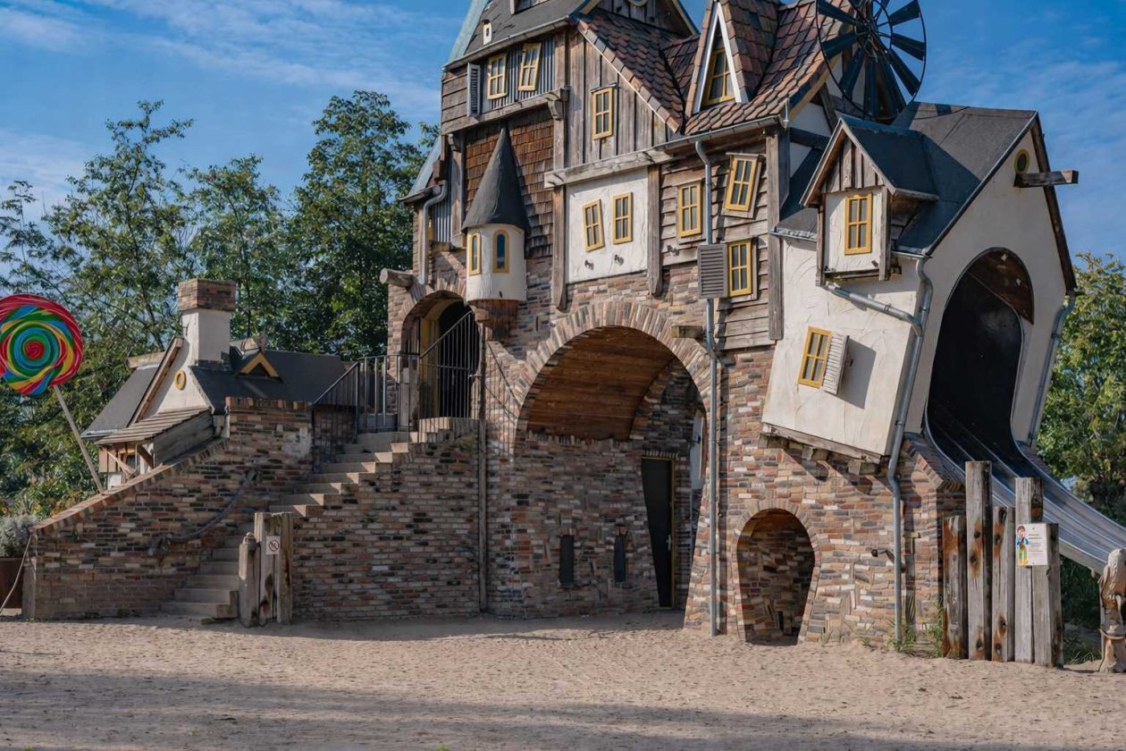 De Grote Snoeptoren van Hans & Grietje, de snoepwinkel van Hans & Grietje, het Heksenjournaal